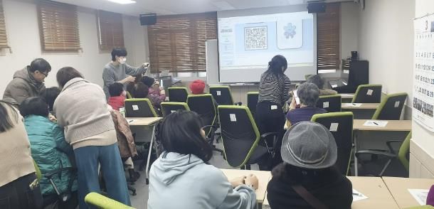 탄소중립 교육을 위해 성남시 수정노인종합복지관 어르신들에게 기후행동 기회소득 앱(APP) 설치 교육 중이다