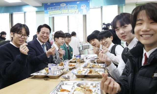 최대호 안양시장이 지난 19일 성문중고교 급식실을 둘러보고 학생들과 식사했다