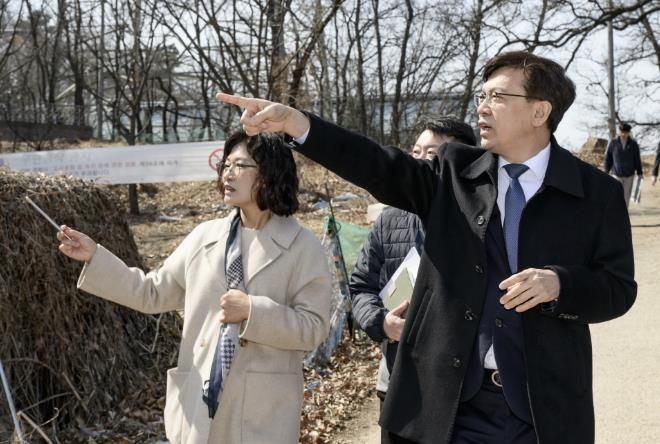 현근택 수원시 제2부시장이 경기생태마당 조성사업 현장을 둘러보고 있다