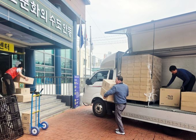 27일 용인시자원봉사센터가 용인카네기총동문회 ‘함께하는 손길 봉사단’으로부터 기탁받은 방역 마스크 3만장을 안동시자원봉사센터에 전달했다.