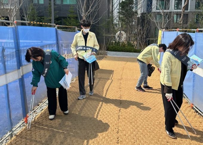 광명시 광명1동 행정복지센터는 4월 한 달 동안 관내 학생들의 임시 통학로 주변에서 안전 캠페인을 진행한다.