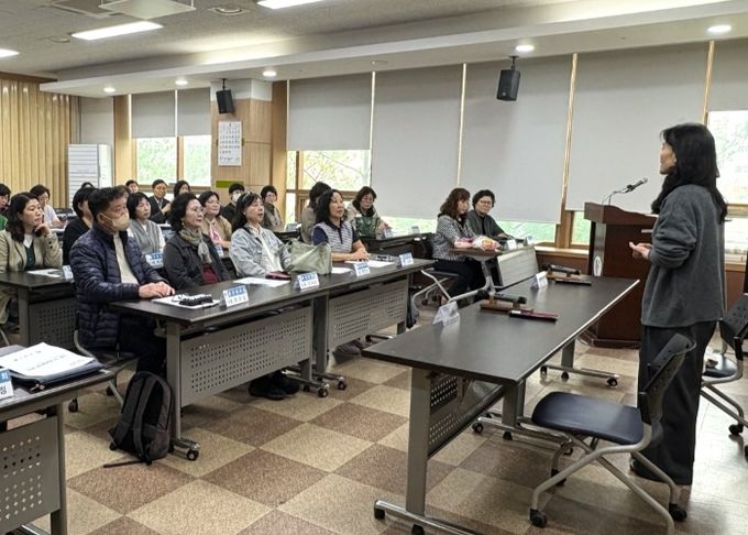 광명시 소하1동 행정복지센터는 지난 9일 센터 대회의실에서 통장협의회를 대상으로 수어교육을 진행했다.