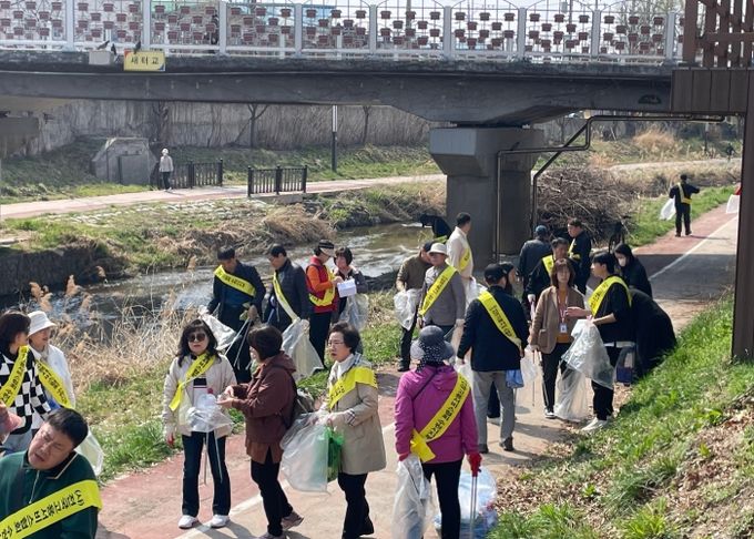 전국고용서비스협회 수원지부 회원들이 환경정화 봉사활동을 하고 있다.