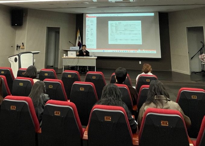 11일 평생학습원 강당에서 민원담당 공무원 업무능력 향상을 위한 직무교육이 진행되고 있다.