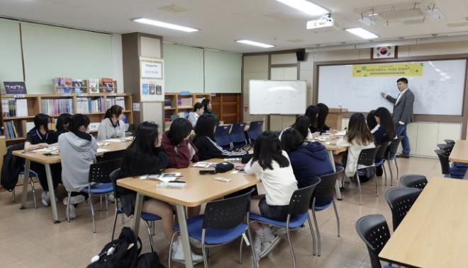 시흥시 '학교로 찾아가는 사람책' 운영… 호응 커