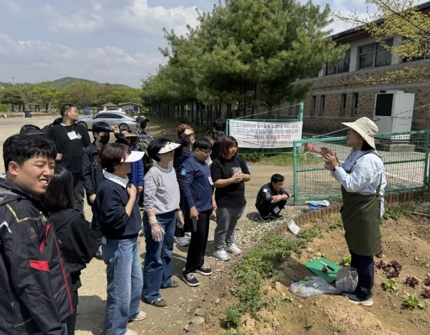 관내 복지시설 이용자들이 치유농업 활동에 참여하고 있다