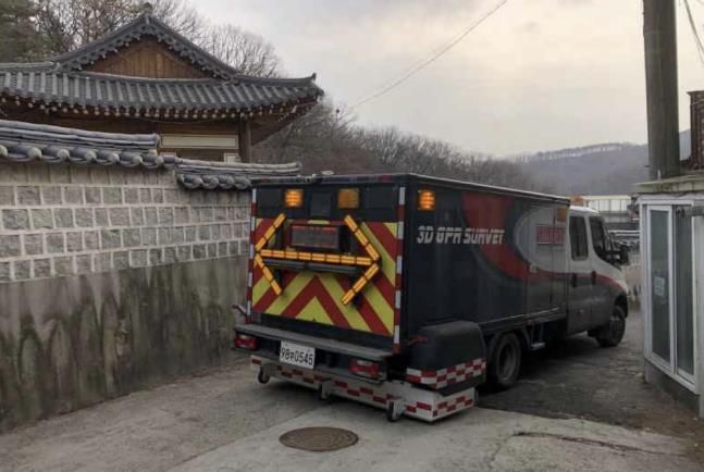 차도 구간을 탐사 하고 있는 차량형 지표투과레이더(GPR).