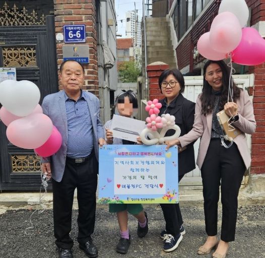 광명시 철산2동 지역사회보장협의체는 지난 13일 저소득 가정 어린이 2명에게 태블릿PC를 전달하는 ‘디지털 학습지원 사업’ 전달식을 진행했다.
