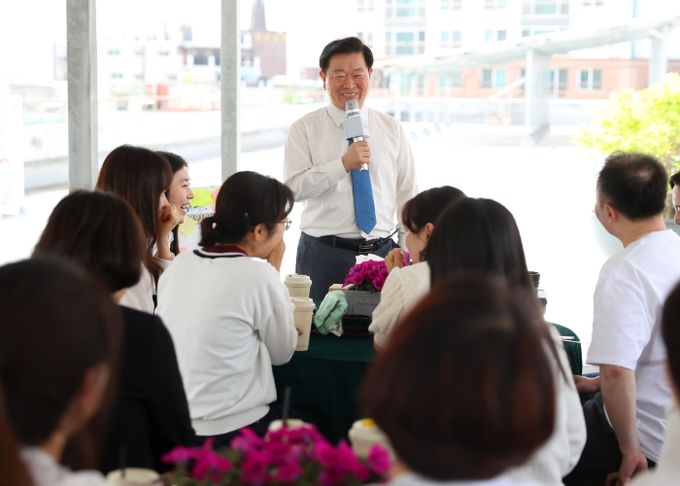 박승원 광명시장이 14일 시청 직원들과 점식 식사를 하며 소통의 시간을 가지고 있다.