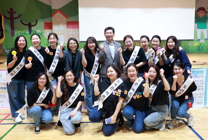 이상일 용인특례시장이 16일 용인한빛초등학교 별빛도서관 축제에 참석했다.