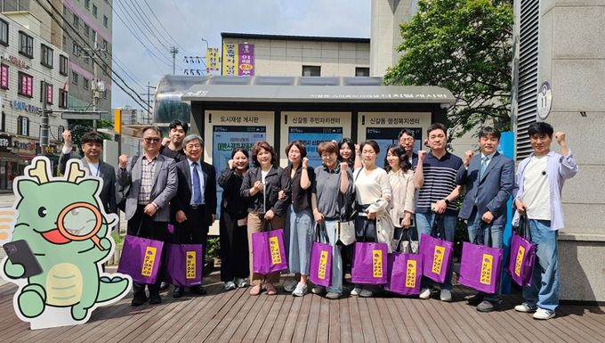 한국도시재생학회 소속 인원들이 17일 '신갈오거리 도시재생사업' 대상지 현장을 답사했다.