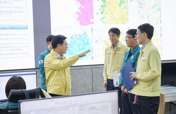 지난해 8월 1일 경기도 재난안전상황실에서 폭염대비 상황점검을 하고 있는 김동연 지사