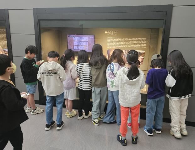 용인특례시 초등학교 학생들이 용인시박물관이 주관하는 교과연계 프로그램에 참여해 박물관을 방문했다