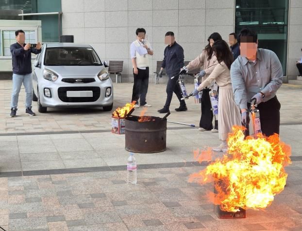 19일 시청 하늘광장에서 소방훈련이 이뤄지고 있다