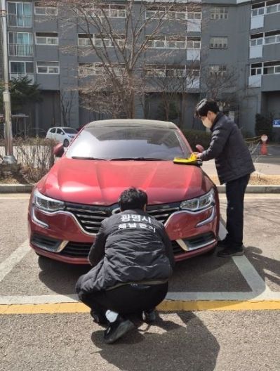 체납관리원이 체납차량에 대해 번호판 영치를 진행하고 있는 모습.