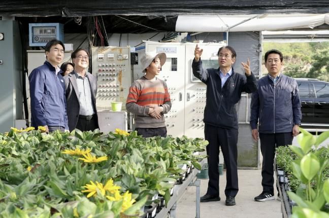 원당동 화훼단지 스마트육묘장 방문한 이동환 고양특례시장