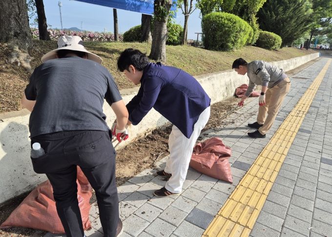 화성특례시가 제15회 뱃놀이 축제를 앞두고 21일 서신면 전곡리 일원에서 주민들과 함께하는 환경 정화 활동을 펼쳤다.