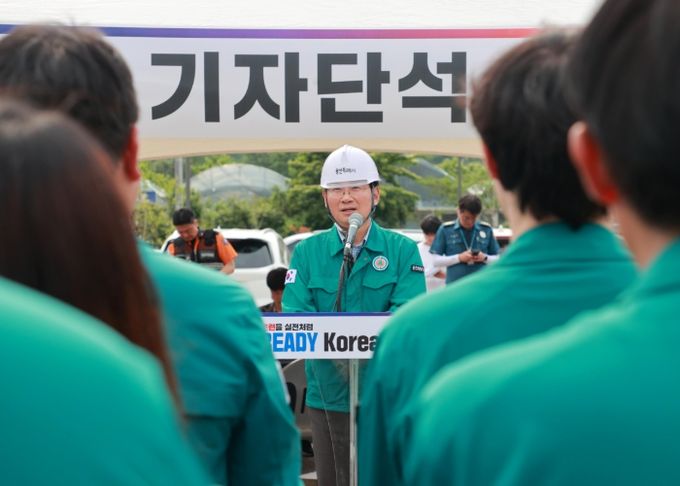 21일 구성역에서 이상일 시장이 훈련이 끝난 뒤 강평을 하고 있다