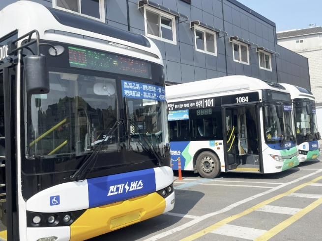 광명시 시내버스 운수업체 차고지에서 전기버스가 운행을 준비하고 있다.