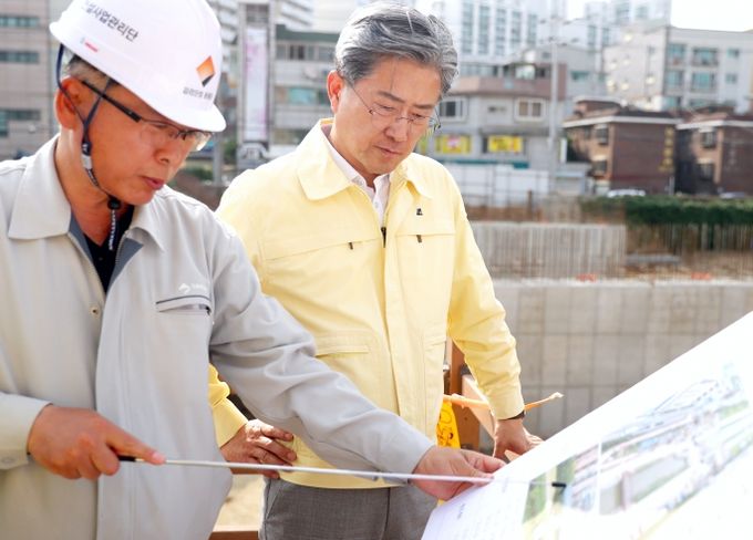 정순욱 광명시 부시장이 22일 광명시흥 테크노밸리를 비롯한 관내 건설공사장 3개소 현장에 방문해 안전점검을 실시하고 있다.