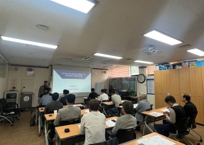화성특례시가 9일 맑은물사업소 회의실에서 상수도 대행업체를 대상으로 여름철 대비 안전교육을 실시하고 있다