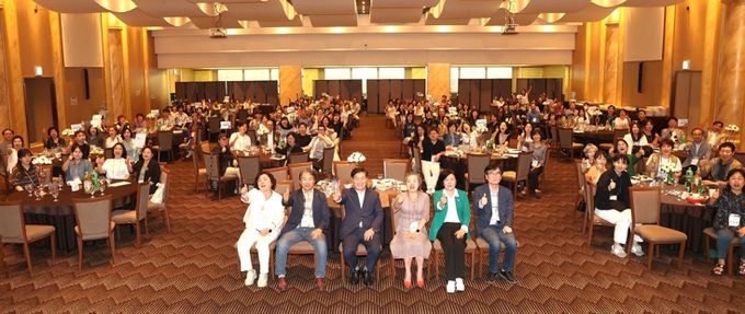 박승원 광명시장(사진 앞줄 왼쪽에서 세 번째)이 20일 서울식물원과 인천 송도센트럴파크호텔에서 진행한 '2025년 광명시 주민자치회 리더십 워크숍'에 참석해 각 동 주민자치회 회장, 부회장, 감사, 분과위원장들과 기념사진을 촬영하고 있다.