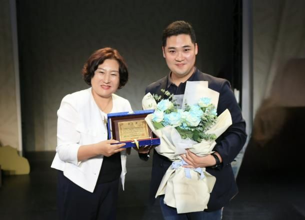 경기도의회 최민 의원, 0~2세 영아 급식비 예산 확보 노력 등 현장 목소리 정책 반영 공로... 2025년 경기도보육인 감사패 수상