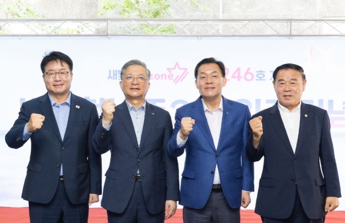 이재준 수원시장(오른쪽 2번째), 이재식 수원시의회 의장, 염태영 의원, LH 이한준 사장이 입주기념식에서 함께하고 있다.