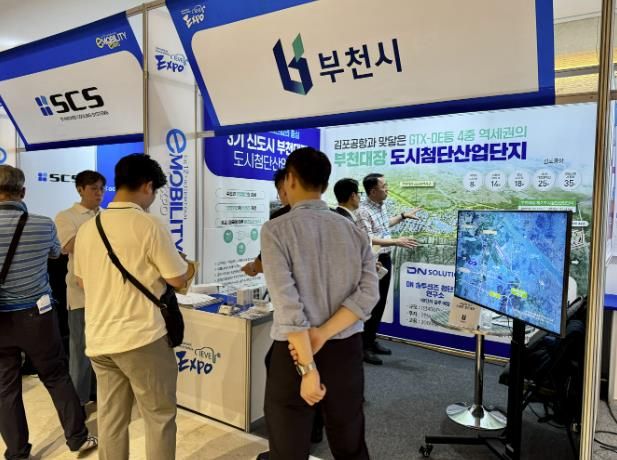 모빌리티 기업상담 및 입지 설명하는 모습