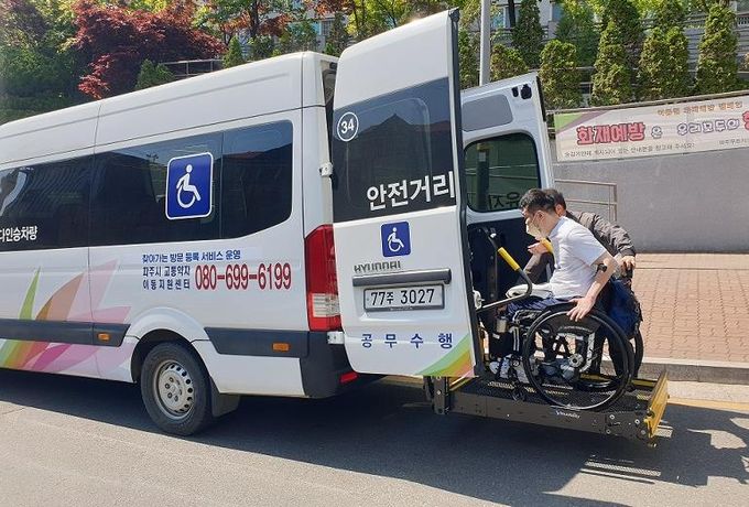 버스 형태의 쏠라티차량 _ 휠체어를 이용하는 중중장애인의 여행여가를 지원하고 있다