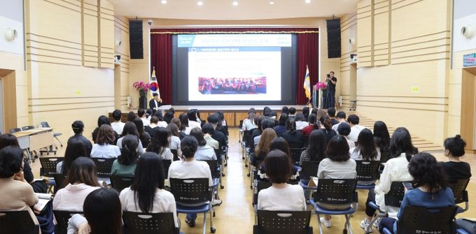 지난 17일 시청 대회의실에서 회계‧구매 담당 공무원을 대상으로 '지역공동체 자산화와 사회적경제기업 제품 공공구매 활성화 교육'이 진행되고 있다.