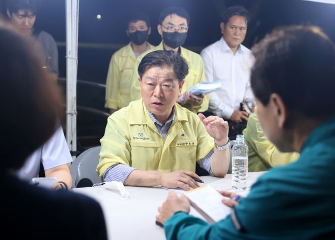박승원 광명시장이 지난 17일 소하동 아파트 화재 사고 현장을 찾아 대책회의를 진행하고 있다.