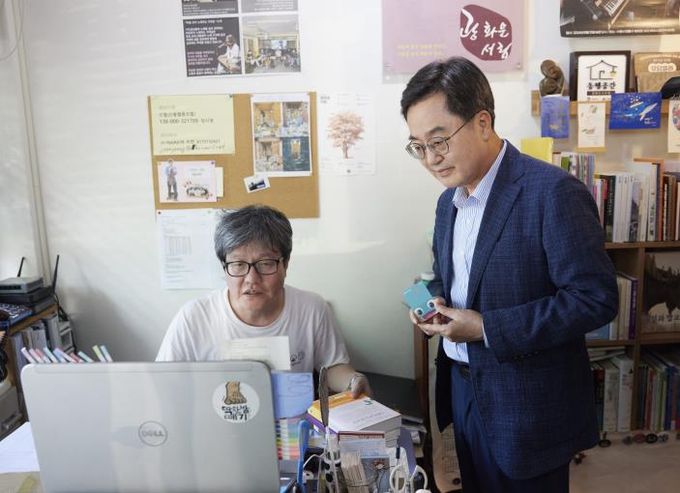 지역서점에서 민생회복 소비쿠폰으로 책 구매한 김동연