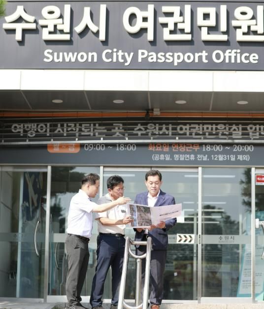 이재준 수원시장(오른쪽)이 베테랑팀장들과 시민 불편을 최소화할 대책을 논의하고 있다.