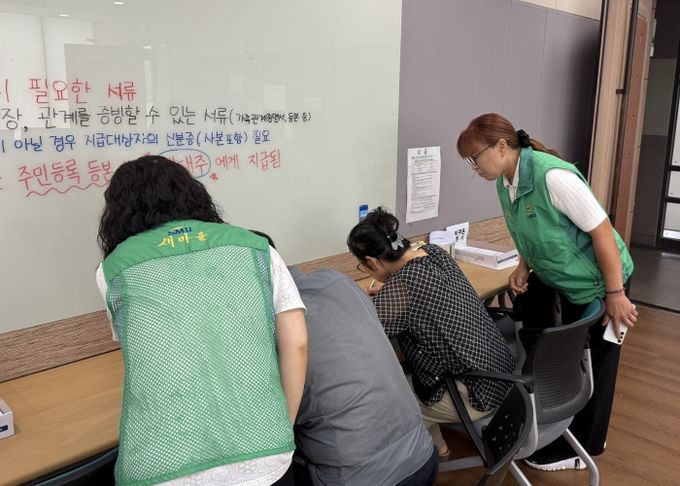 팽성읍 새마을부녀회, 민생소비쿠폰 접수 도우미 자원봉사 실시