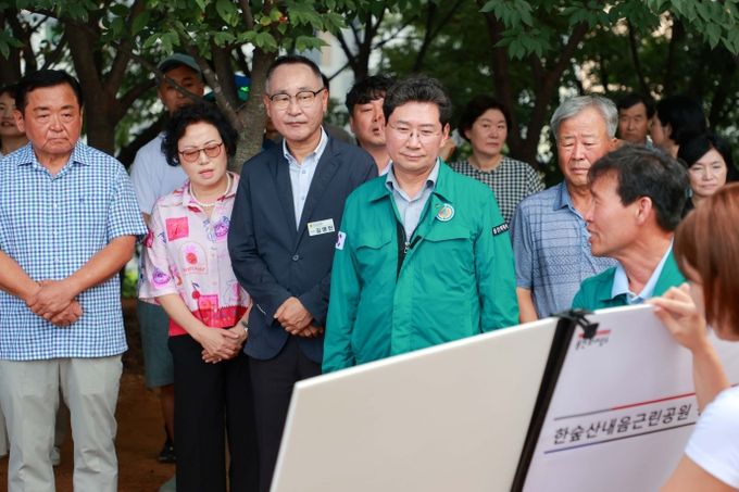 이상일 용인특례시장은 7일 정비가 완료된 남사읍 한숲산내음근린공원 현장점검을 실시했다.