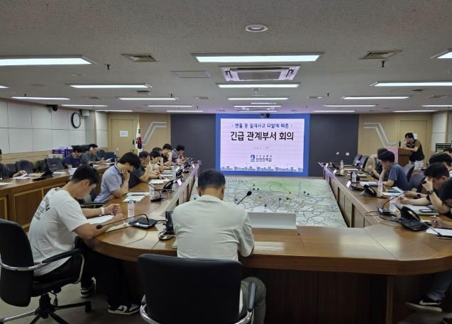 수원시가 ‘밀폐공간 관리부서·수탁업체 긴급회의’를 열고 있다.
