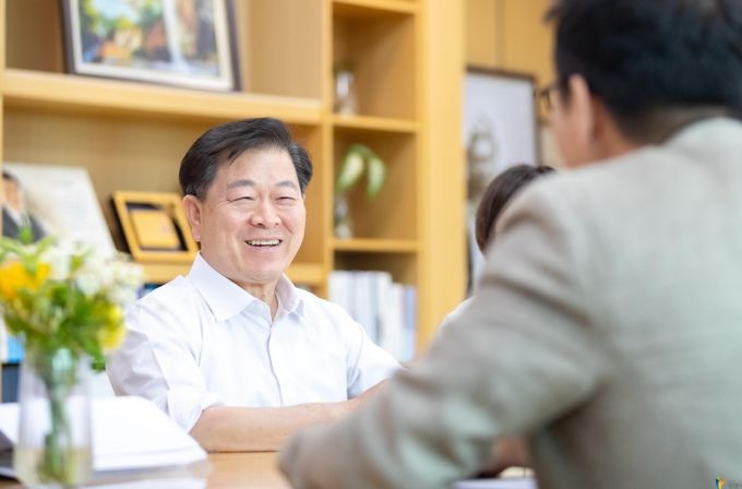 박승원 광명시장이 지난 6월 시장실에서 열린 민생안정지원금 효과분석 연구용역 착수보고회에서 연구원들과 소통하고 있다.