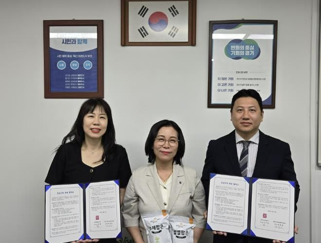 (왼쪽부터)이수연 홀리팝글로벌㈜ 대표, 정애경 부천시 복지국장, 박성균 지역아동센터연합회장이 ‘건강간식 지정기탁 후원 협약식’ 후 기념사진을 찍고 있다.