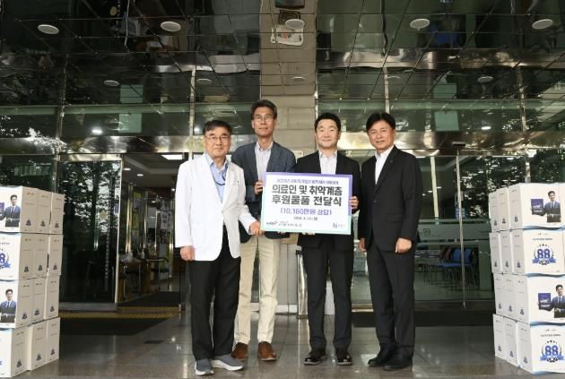 후원물품 전달식 기념 사진을 찍고 있는 모습(왼쪽부터 기평성 가은병원장, 이명룡 휴앤유병원장, 위드플러스시스템 김승모 대표, 조용익 부천시장)