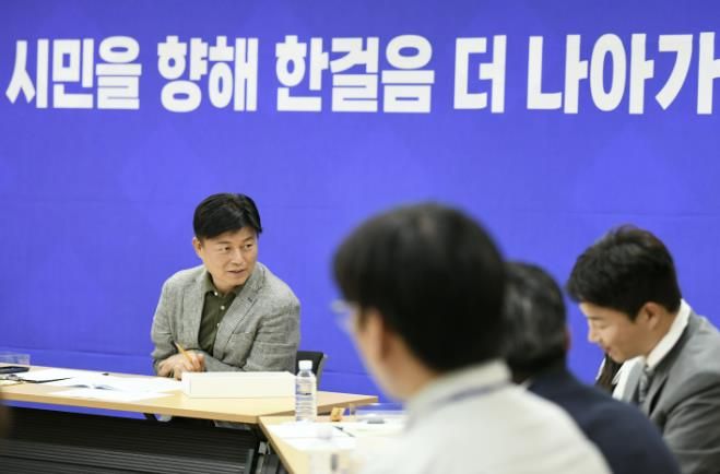 조용익 부천시장이 지난 20일 시청에서 열린 ‘새 정부 국정기조 「민원 실무토론회」’에서 민원 담당자들을 격려하고, 시민이 체감하는 현장 중심 행정을 당부했다.