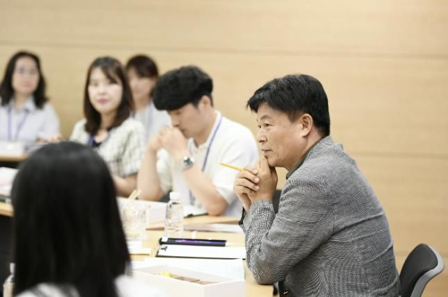 조용익 부천시장이 지난 20일 시청에서 열린 ‘새 정부 국정기조 「민원 실무토론회」’에서 민원 담당자들을 격려하고, 시민이 체감하는 현장 중심 행정을 당부했다.