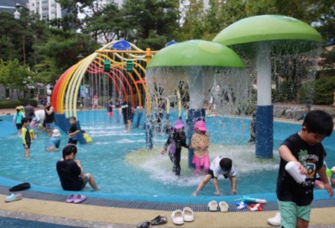의왕시 내손2동 주민자치회, 물방울 놀이터 물놀이 축제 성료