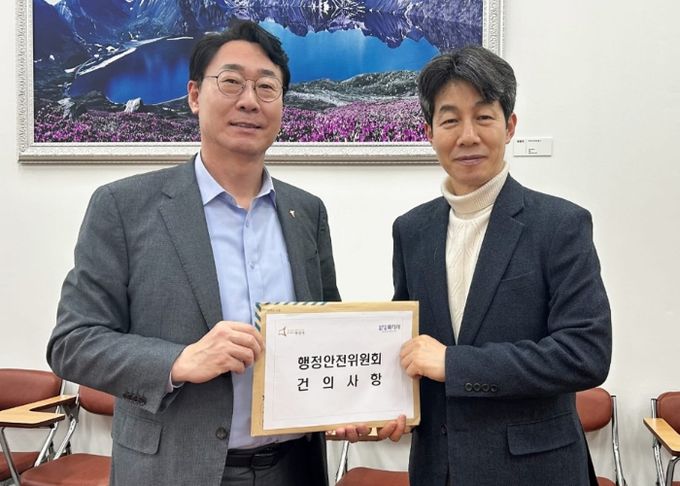 정명근 화성특례시장이 국회 행정안전위원회에 일반구 신설 건의안을 제출하고 있다