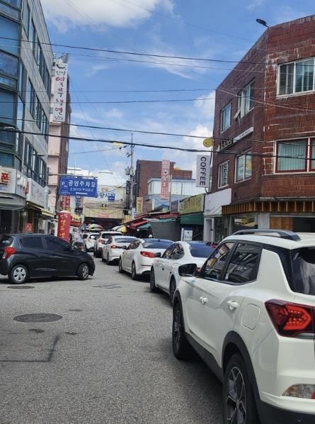 휴일에 안양중앙시장을 찾은 차량으로 도로가 정체를 빚고있다