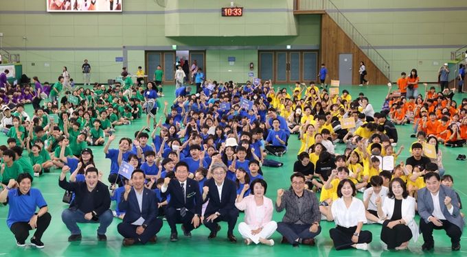 정순욱 광명시 부시장(사진 첫줄 왼쪽 다섯 번째)이 30일 광명시민체육관에서 개최한 '제12회 광명시 지역아동센터 아동청소년 축제'에 참석해 관내 아동청소년들과 기념사진을 촬영하고 있다.
