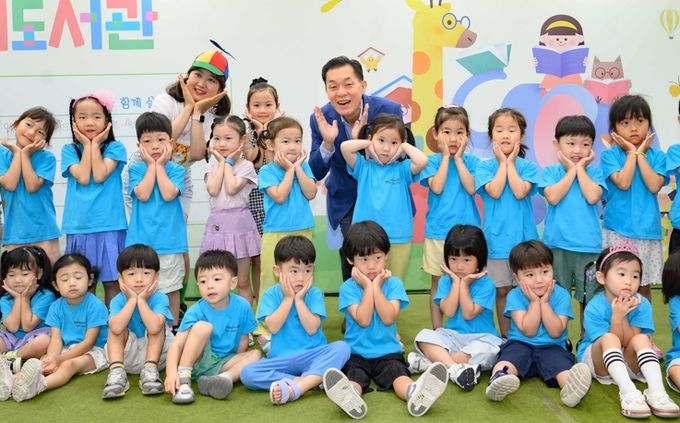 이재준 수원시장이 어린이들과 ‘지구와 공존하는 우리’를 주제로 동화를 만들고 기념촬영을 하고 있다.