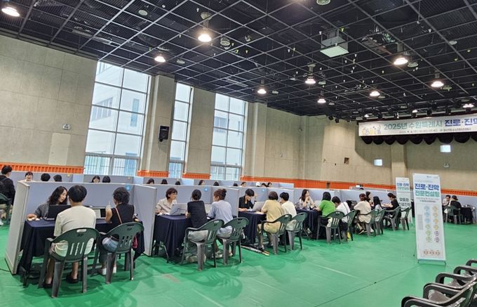 수원특례시 진로·진학 전문컨설팅 참가자들이 상담을 하고 있다.