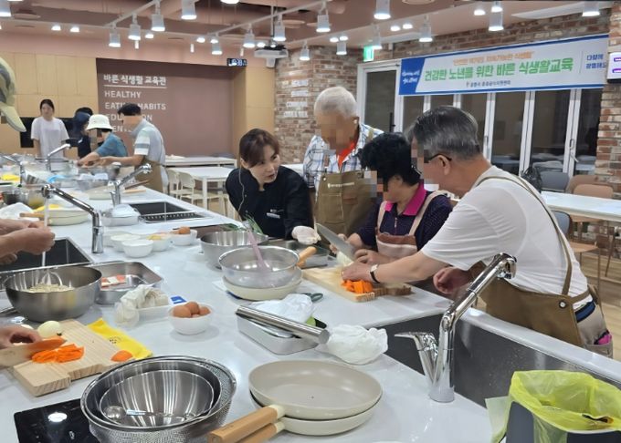 15일 오전 열린시민청 바른 식생활 교육관에서 어르신 대상 '건강한 노년을 위한 바른 식생활교육'이 진행 중이다.