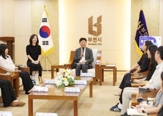 조용익 부천시장과 부천시사회복지협의회 사회복지종사들이 기념사진을 촬영하고 있다.